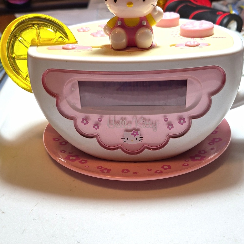 Hello Kitty HK155 Digital AM/FM Cloc Radio Qrtz Plug-In Pink/White Read Descript